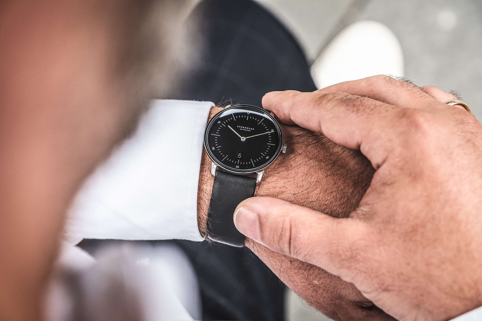 S01-NA03-PR07_naos_schwarz_silber_premium_schwarz_wrist_1