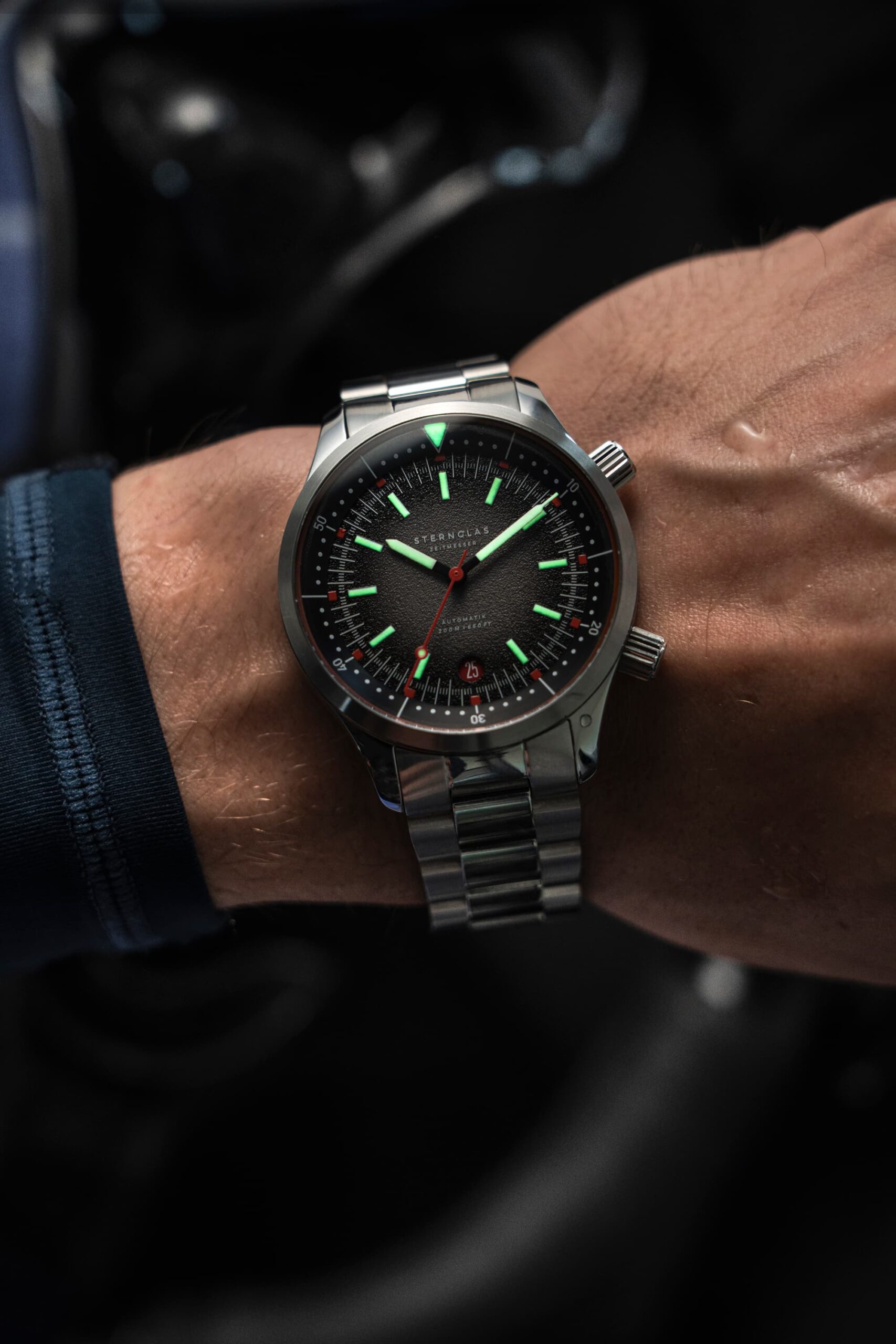 S02-ME03-ME12_Merion-schwarz-rot-silber-_-Metallarmband-20-Merion_wristshot_luminova